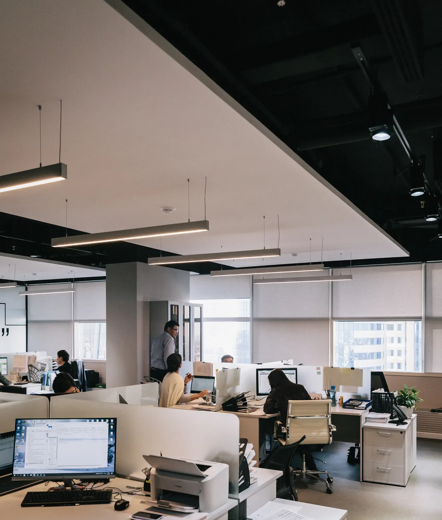 Helles Büro mit Arbeitsplätzen