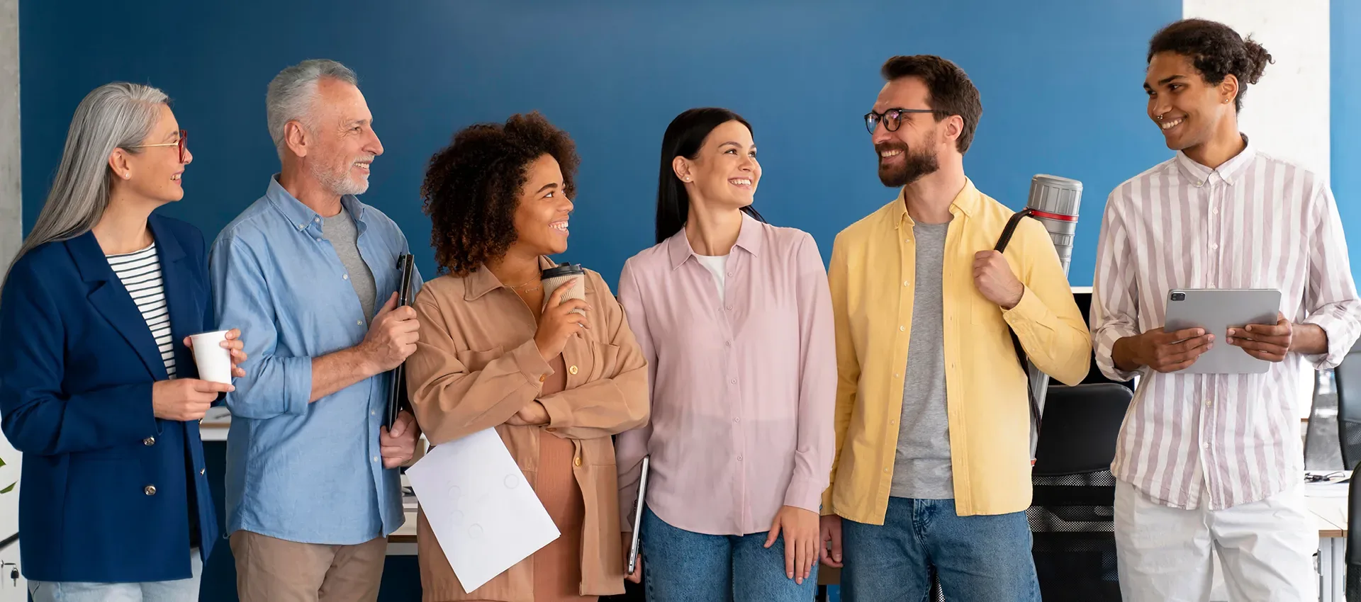 Fröhliches, vielfältiges Team im Büro